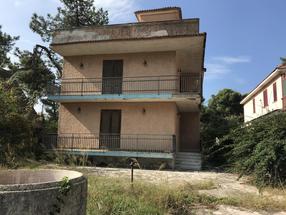 Villa in località Pineta Prisconte da ristrutturare in Vendita