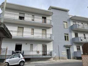 Fabbricato di 6 appartamenti con annessi garage in Vendita