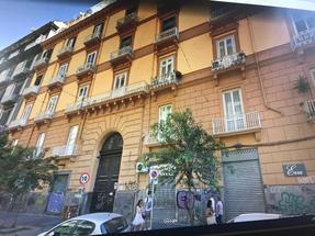 Ampio appartamento sito in Napoli a via Duomo in Vendita