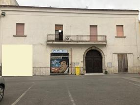 Fabbricato indipendente di mq. 300 in pieno centro urbano in Vendita