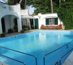 Villa di mq. 160 coperti con piscina interrata in parco chiuso e controllato H 24 in Affitto