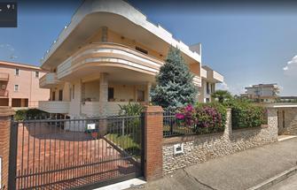 Prestigiosa villa di mq. 453 ubicata in zona centrale adiacente a tutti i servizi in Vendita