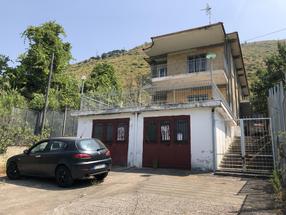 Villa di mq. 260 coperti che si estende su mq. 3.600 di giardino in Vendita