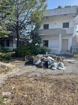 Complesso immobiliare di 5 unità abitative da ristrutturare in località Pineta Riviera in Vendita