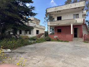 Complesso immobiliare di 5 unità abitative da ristrutturare in località Pineta Riviera in Vendita