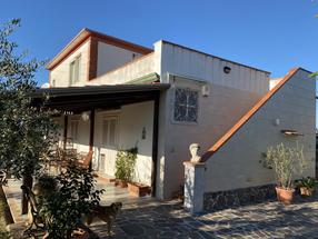 Villa indipendente di mq. 200 distribuita su due livelli, immersa in un giardino privato di 2.000 mq. in localita MOLARA in Vendita