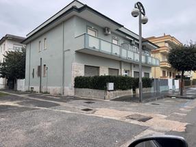 Locale commerciale di mq. 52 più deposito di mq. 51 a pochi passi dal mare in Vendita