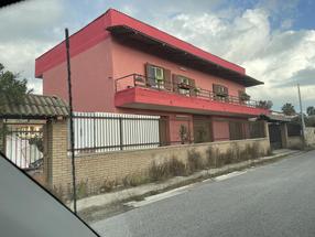 Intero fabbricato in Via Falerno a poca distanza dal mare in Vendita
