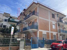 Appartamento di mq. 80 più terrazzo sovrastante di proprietà esclusiva in Vendita