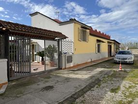 Villino indipendente a fronte strada Domiziana in Vendita