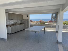 Appartamento con terrazzo sovrastante in località Le Vagnole Mare in Vendita / vendita e fitto