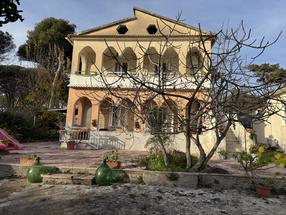 Villa di mq. 163 con ampio giardino arredata e ristrutturata in Vendita
