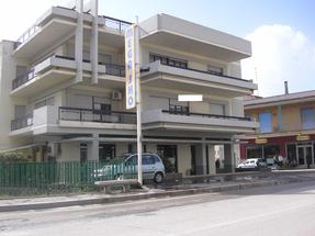 Ampio locale commerciale fronte strada Domiziana in Affitto