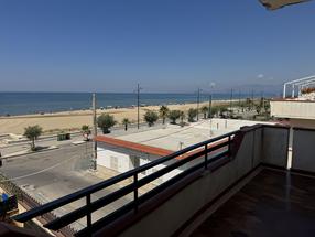 Appartamento arredato in prima fila sul mare in Vendita