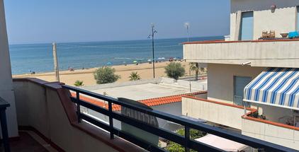 Appartamento in prima fila sul mare in Vendita