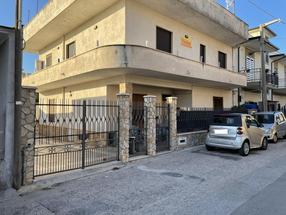 Intero fabbricato indipendente con due appartamenti, ampio cortile e garage in Vendita