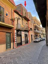 In pieno centro storico, intero stabile terra-cielo da ristrutturare con locale commerciale. in Vendita